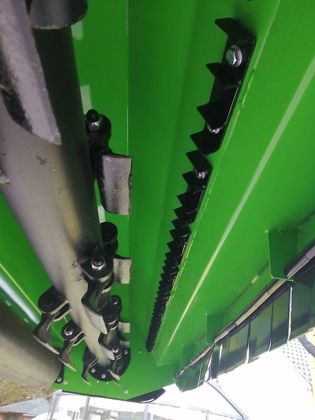 Maschio Kein Celli Tehnos Müthing Draggone Berti Maschio 200cm Seitenmulcher 90 GRad nach oben 55Grad in Böschungen 2 Doppelwirkende Steuergeräte Schlegelrotor mit schweren Hammerschlegel Verschraubt 2m Arbeitsbreite zu Demozwecken im Einsatz