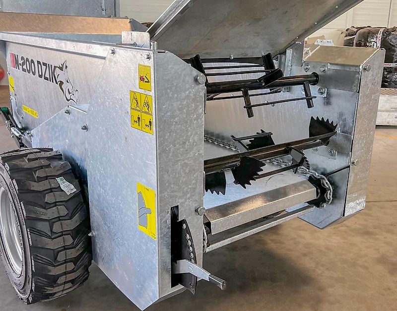 Cynkomet Miststreuer für Obstbau / Orchard manure spreader / Epandeur à fumier / Rozrzutnik sadowniczy 800 kg