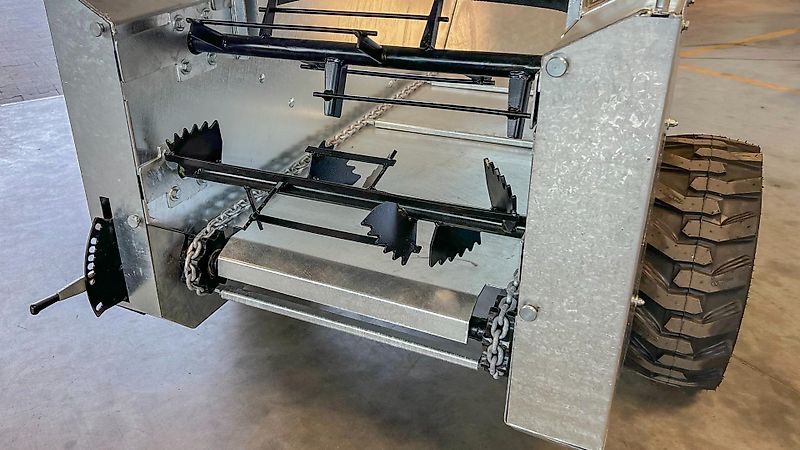 Cynkomet Miststreuer für Obstbau / Orchard manure spreader / Epandeur à fumier / Rozrzutnik sadowniczy 800 kg