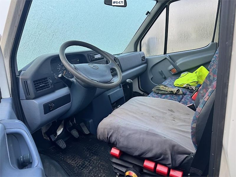 Mercedes-Benz 412D Planbil m/ Bakmontert kran.