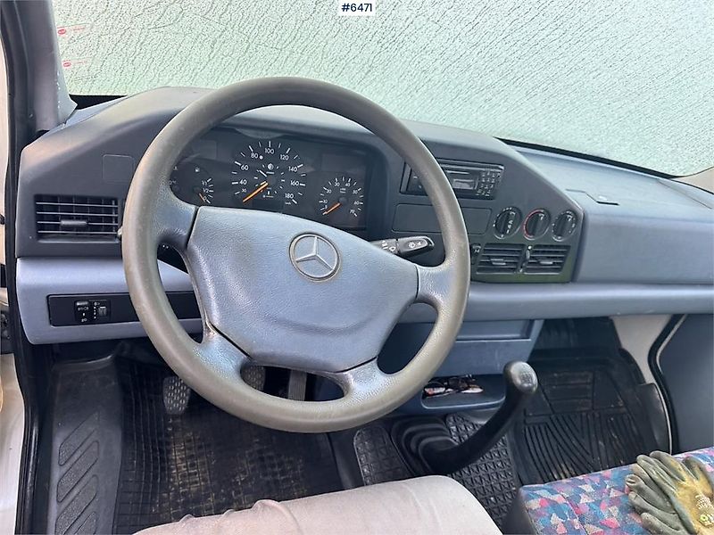 Mercedes-Benz 412D Planbil m/ Bakmontert kran.