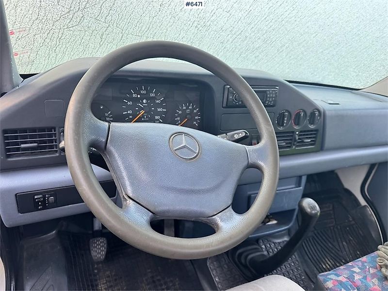 Mercedes-Benz 412D Planbil m/ Bakmontert kran.