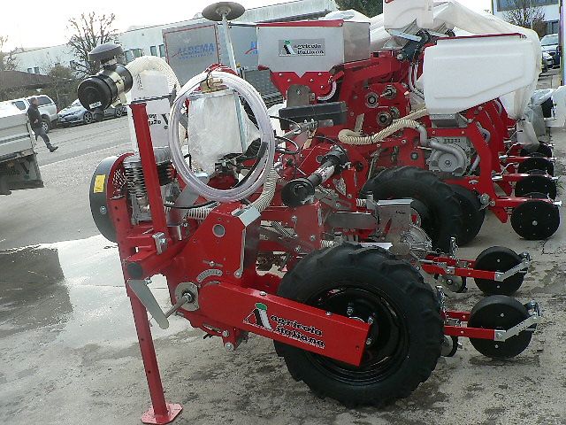 Agricola Italiana SN 2 - 130 , pneumatische Feinsaehmaschine , Zwillingsreihe ; Ausstellungsmaschine;