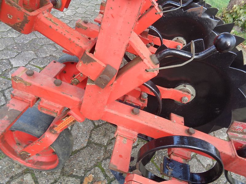 Rau Rau Polycrop 8 reihige (optional bis zu 16 Reihen) Hacke 45 cm Reihenabstand hydr. Klappung Hackschutzscheiben je Reihe 3 gefederete Gänsefußschare je Reihe keine Schmotzer Carerre Seketee Schmotzer Rabe Kongskilde Hacke