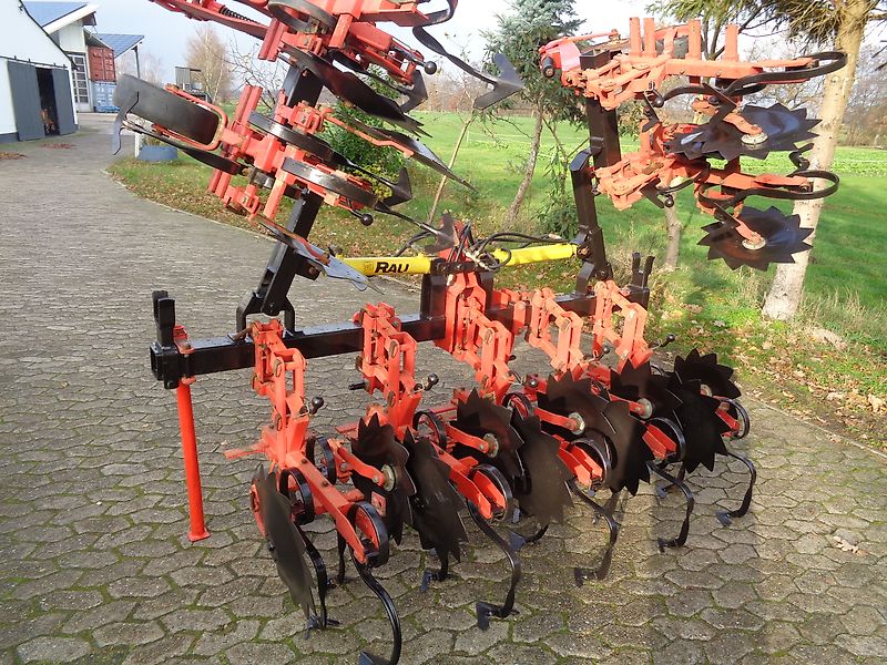 Rau Rau Polycrop 8 reihige (optional bis zu 16 Reihen) Hacke 45 cm Reihenabstand hydr. Klappung Hackschutzscheiben je Reihe 3 gefederete Gänsefußschare je Reihe keine Schmotzer Carerre Seketee Schmotzer Rabe Kongskilde Hacke