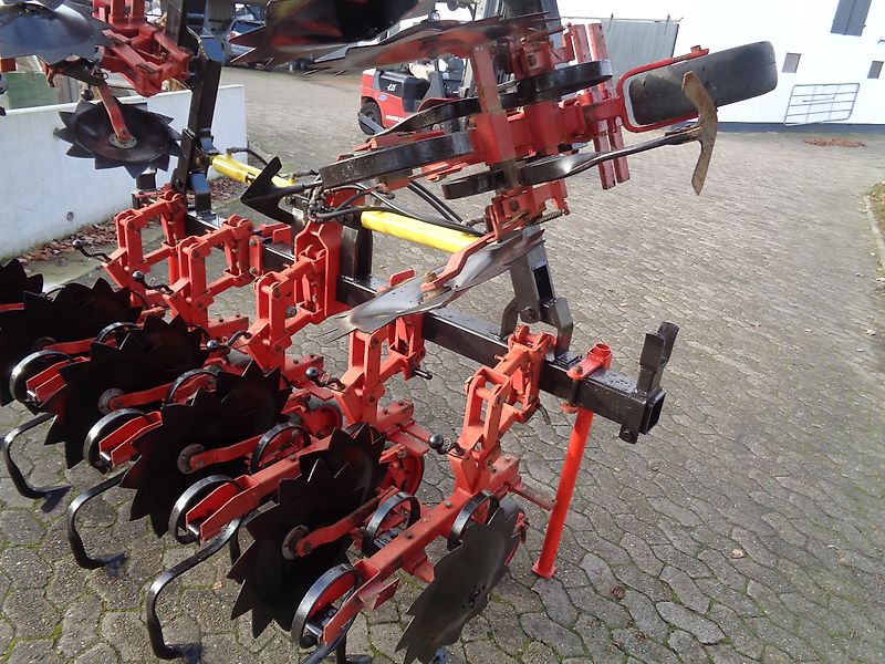 Rau Rau Polycrop 8 reihige (optional bis zu 16 Reihen) Hacke 45 cm Reihenabstand hydr. Klappung Hackschutzscheiben je Reihe 3 gefederete Gänsefußschare je Reihe keine Schmotzer Carerre Seketee Schmotzer Rabe Kongskilde Hacke