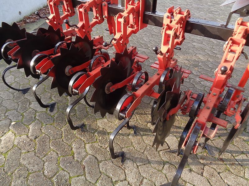 Rau Rau Polycrop 8 reihige (optional bis zu 16 Reihen) Hacke 45 cm Reihenabstand hydr. Klappung Hackschutzscheiben je Reihe 3 gefederete Gänsefußschare je Reihe keine Schmotzer Carerre Seketee Schmotzer Rabe Kongskilde Hacke