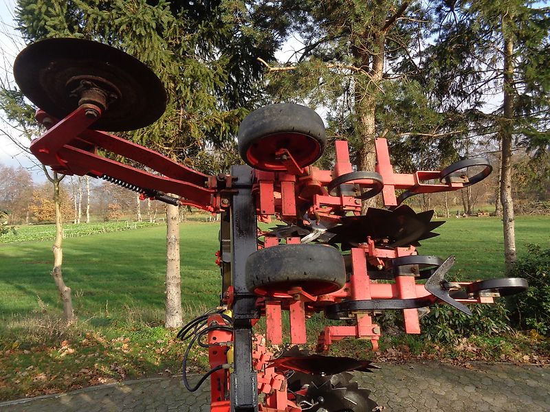 Rau Rau Polycrop 8 reihige (optional bis zu 16 Reihen) Hacke 45 cm Reihenabstand hydr. Klappung Hackschutzscheiben je Reihe 3 gefederete Gänsefußschare je Reihe keine Schmotzer Carerre Seketee Schmotzer Rabe Kongskilde Hacke